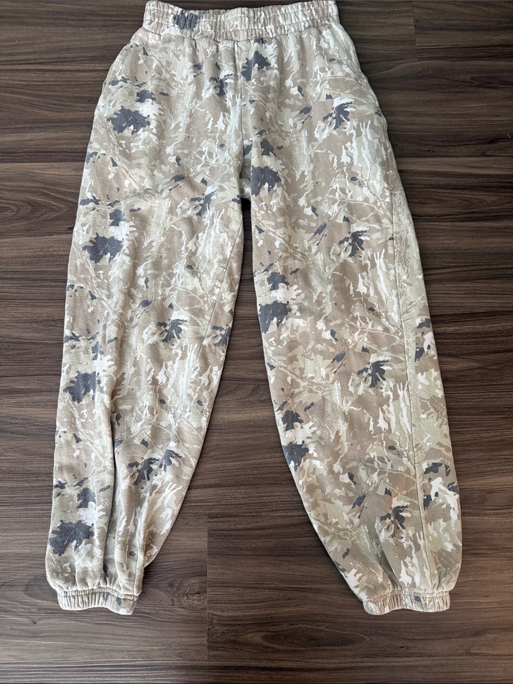 Women’s Small Beige Camo Gilded Intent Jogger Pants